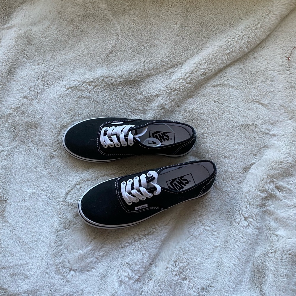 Men's or women Vans low top black shoes